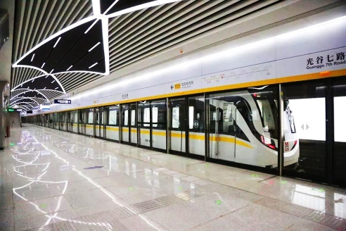 (武汉地铁11号线实景图)