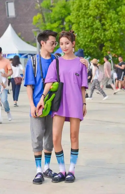 曾经蜜汁老土的"运动凉鞋 袜子" 成为潮爆街头的时髦搭配