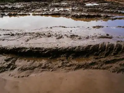烂泥从雨和经过的货车照片