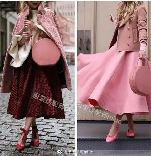 下图中,模特的包包算干枯玫瑰粉色,她搭了紫红色的毛衣.