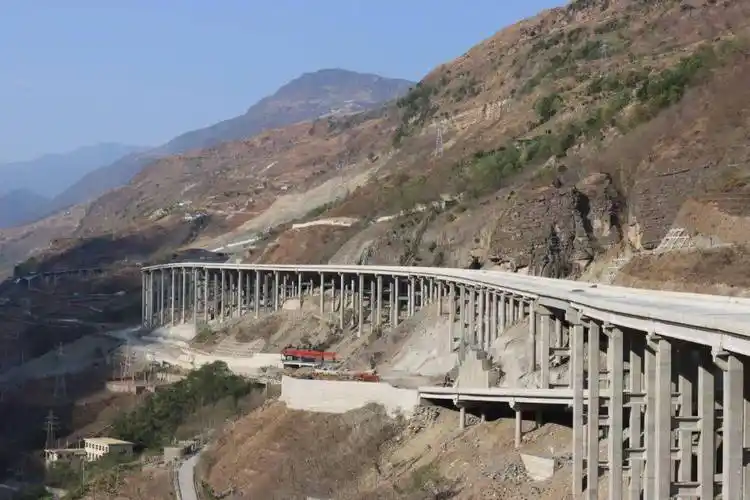 沿江高速金宁段zcb1-7项目全线桥梁t梁架设顺利完成