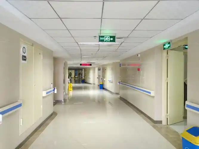 现在呼吸科住院部已经是满员了,但过道上看不到人,都在房间里,病房里