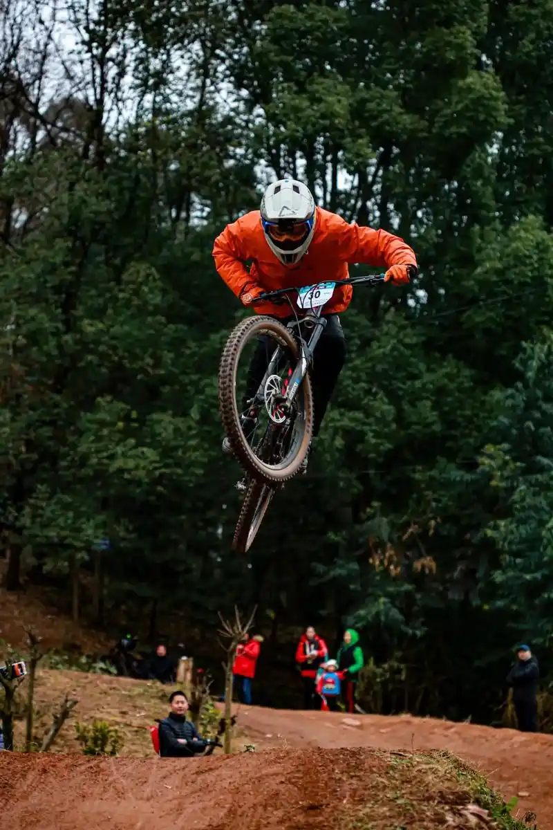 gravity车队成员在yto速降赛中的精彩瞬间@惡ai @ - 抖音