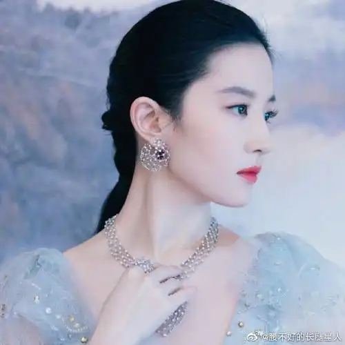刘亦菲优越的颅顶##刘亦菲深v亮钻雾蓝纱裙