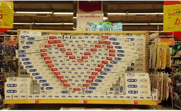 近日,记者在走访门店时,被新玛特购物广场货架上一个醒目的心型牙膏