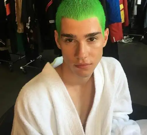 一般人不敢轻易尝试的发色,绿头发的小伙祝你好运