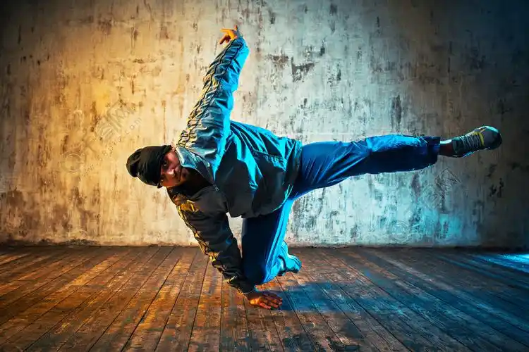 年轻人在墙壁背景的霹雳舞鲜艳的色彩效果