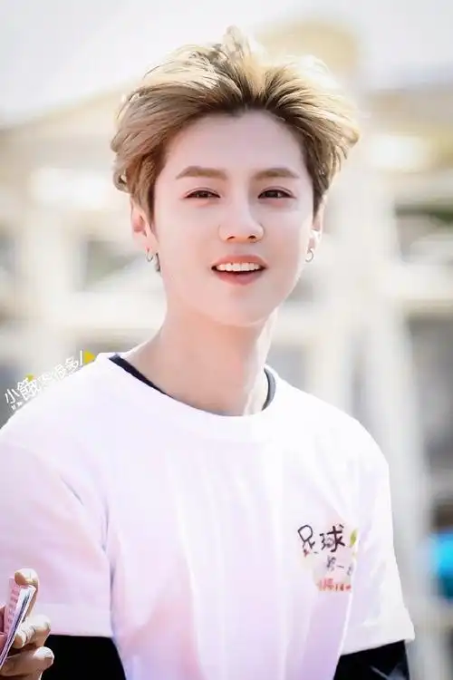 20180414#鹿晗张云龙问路路透#补一组我最喜欢的绿茵场鹿晗高清图集9p