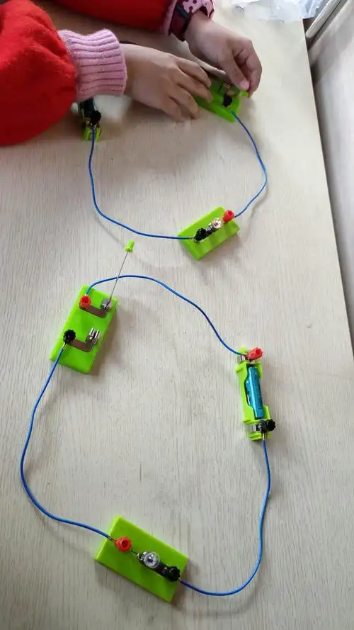 406班江若菲科学实验一.点亮小灯泡