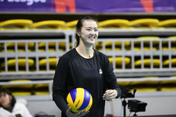 中国女排二当家张常宁(张常宁成都看国宝,职业生涯难得喘息!