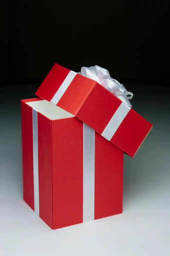 礼品盒,美丽的打开的礼物包装盒内的灯光