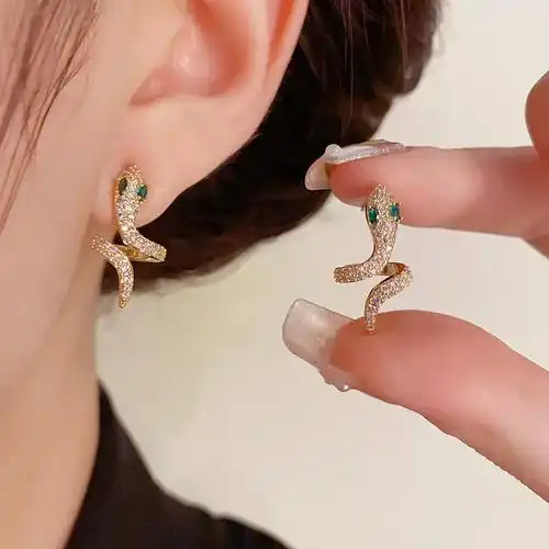 这款蛇形耳环真的太美了,戴上它瞬间变得个性又高级,轻奢感十足 - 抖