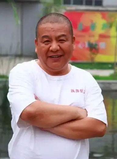 刘惠也算是大荧幕上的熟面孔了,他的师父是相声表演家姜昆,业务能力