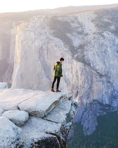 站着的人白天望着悬崖(standing man looking on cliff at daytime)