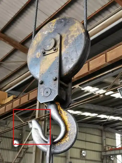 吊装绳未挂在吊钩内▲ 事故现场另一角度▲ 事故现场死者邓某(47岁