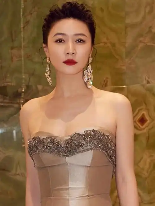 田海蓉穿衣品味在线,穿一袭抹胸连衣裙出席活动华丽大气,美腻了