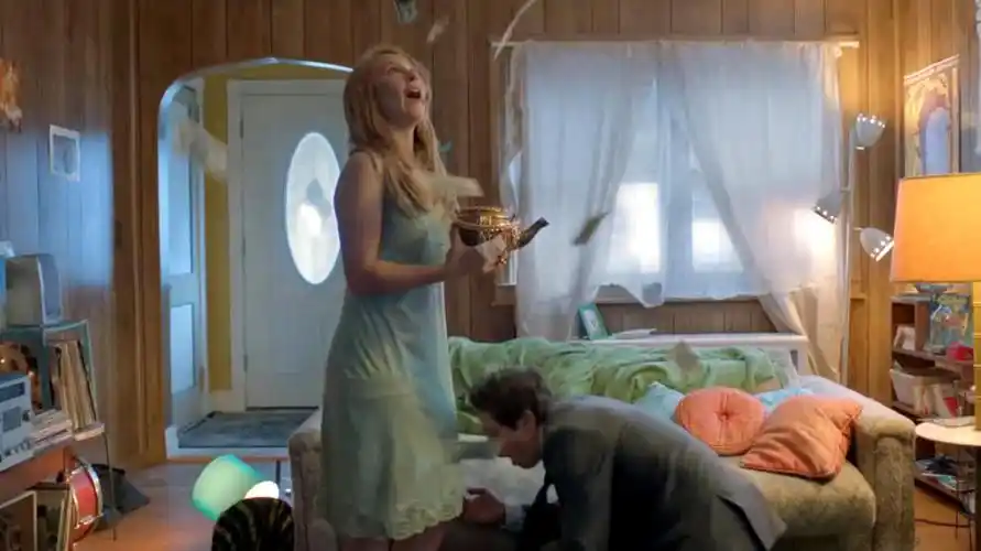 几分钟看完奇幻惊悚片《黄铜茶壶》,只要彼此互殴茶壶就向外吐钱