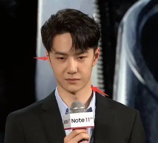 王一博活动照再次翻车?西装革履被指老气,法令纹深像40岁