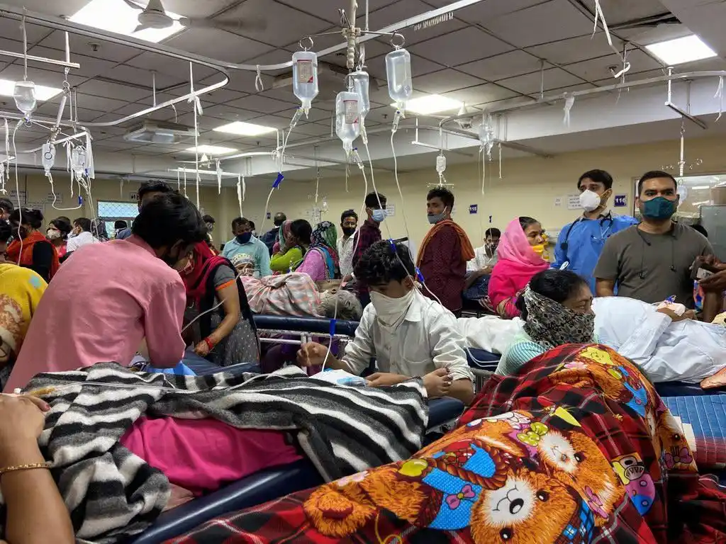 当地时间2021年10月26日,印度新德里,登革热疫情严峻,患者在医院接受