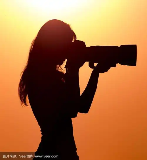 日落时一个女孩摄影师的剪影