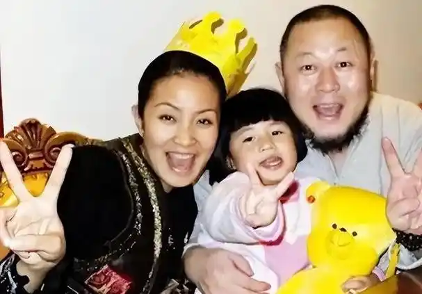 著名歌手火风近照,曾因《大花轿》红遍全国,如今56岁精神健硕