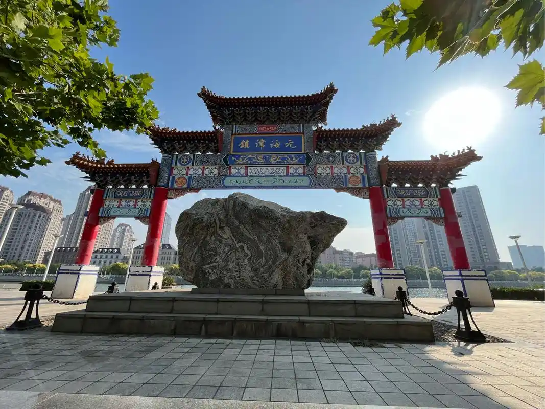 天津风光之海津镇牌坊,在河东区大直沽海河东路旁,至于始末缘由,不是