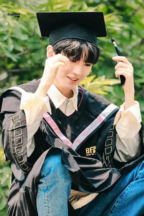 王俊凯拍毕业照