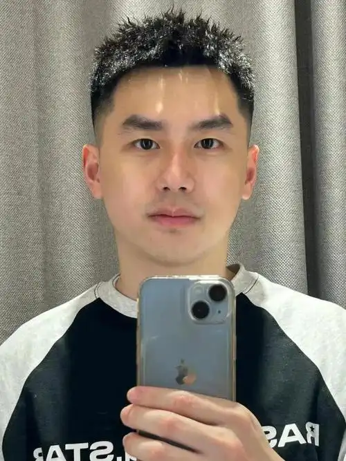 发际线高的男生建议剪这3款发型,潮流帅气,拯救颜值!