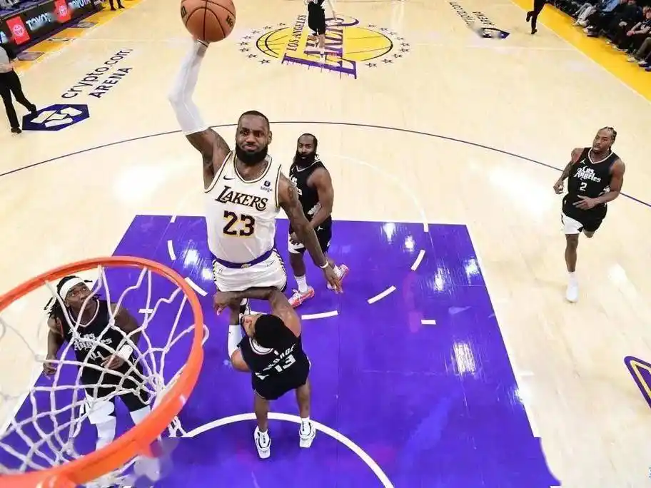 詹姆斯罚球线一步隔扣乔治!|阿德"冷板凳" 」