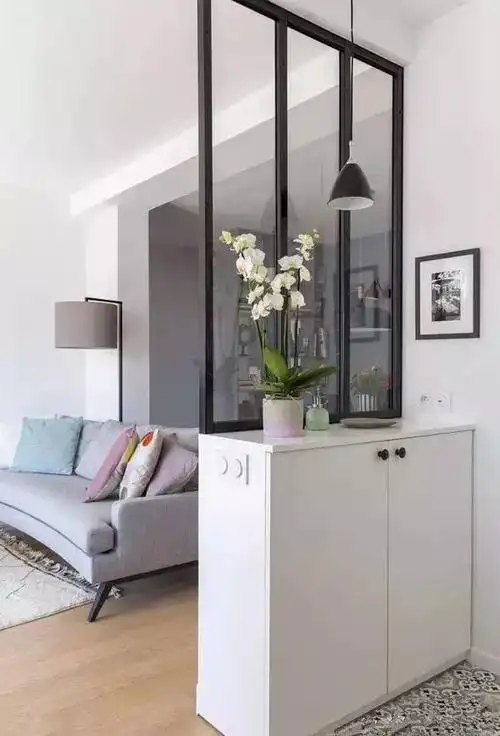 为了化解进门就是客餐厅的尴尬,我们可以做一个"伪玄关"