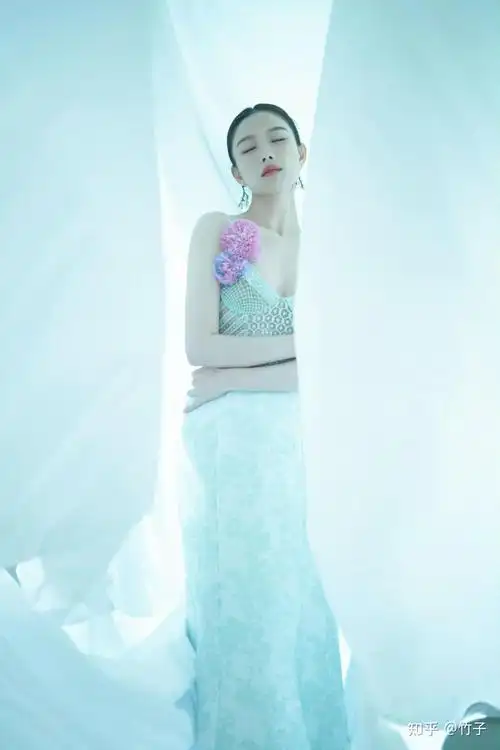 倪妮最新美照分享,清清浅浅绿霓裳,亦真亦幻美如梦,倪妮好美啊