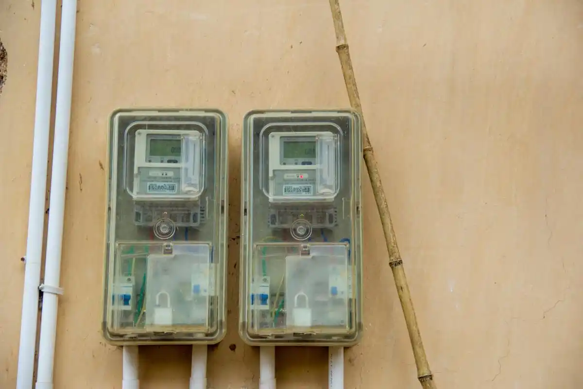 行走秦岭:好几年无人住的房电表还在走,读数为0.23度