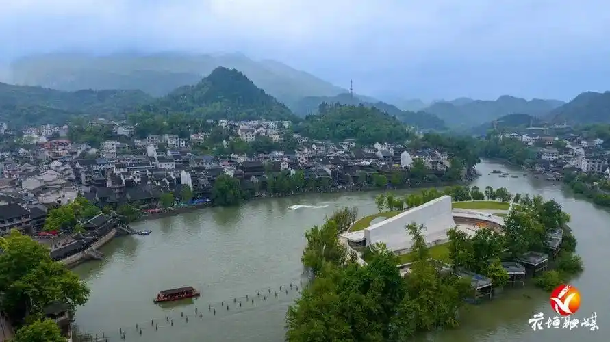 细雨绵绵 边城茶峒景区仍持续"发热"