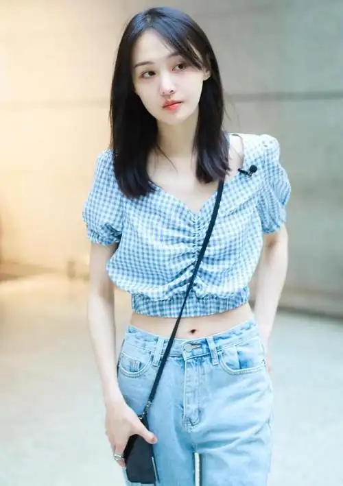 郑爽坐地自拍被抓包,t恤衫搭配牛仔裤,不愧是最接地气的女明星