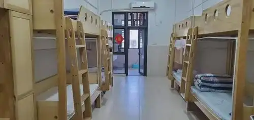 来源于网上 7,深大附中   6人一间宿舍,拥有洗手间,冲凉房,配备