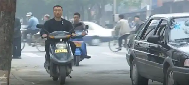 最后堂堂黑老大刘华强,竟然只能骑着小电动去买瓜.