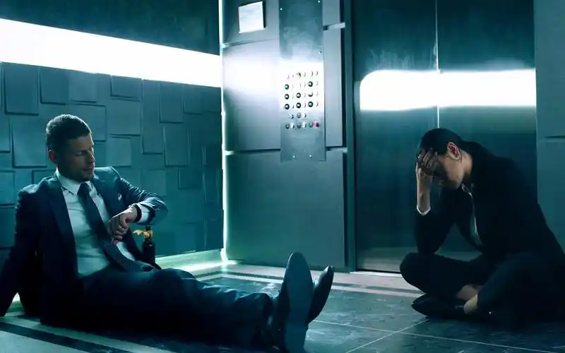 电影:男女被困电梯八十个小时,出来后,却第一时间删除监控录像