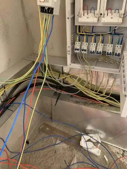 威海市新海湾1楼号1单元居民电表进户线整改