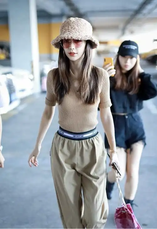 angelababy杨颖秋天穿搭好减龄卡其色造型走机场像个小女生