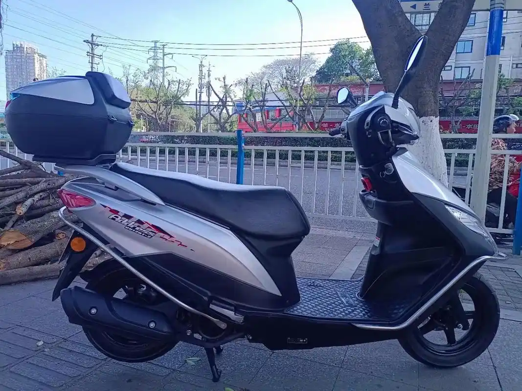 轻骑铃木uu125,21年上户的,,2手户,新车办好9千多,现在才1万2千公里