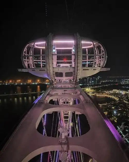 深圳新地标"湾区之光"摩天轮成为城市文化新亮点位于深圳市宝安区滨海