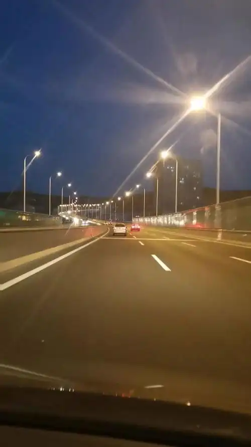 夜里开车景色也很美