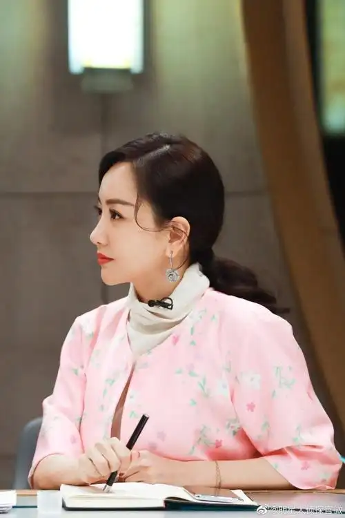 杨蓉着粉色印花外套少女感十足 大波浪温婉知性侧颜优越_高清图集