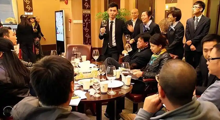 有"果盘"的地方就会有男人,亚洲"第一嗨场"新东泰覆灭记_卢新_工作