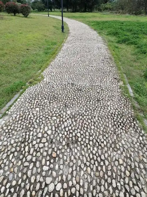 穿软底鞋走鹅卵石路,体验倍儿爽的感受