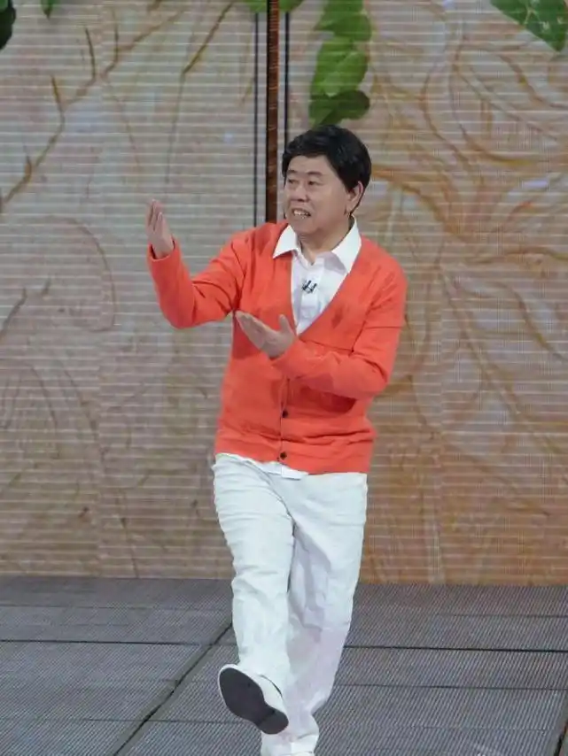 曾与赵本山称兄道弟,因矛盾闹翻,如今他能否扛起小品大旗?