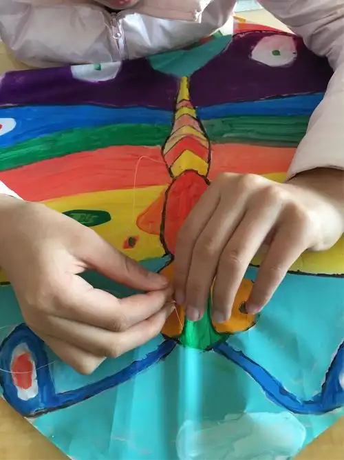 开始搭线,把风筝上用线穿几个孔,然后把线系好.