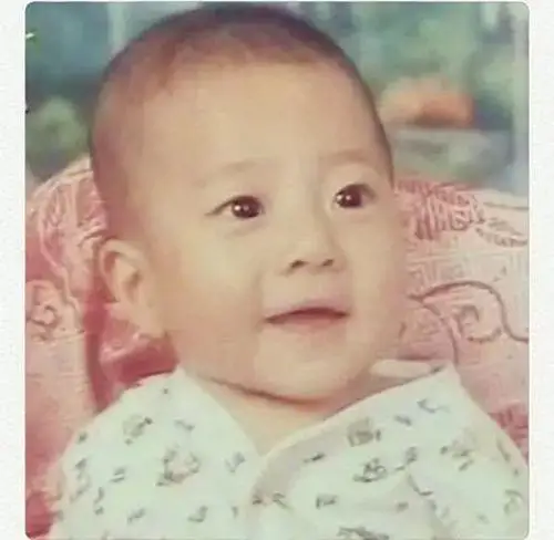 李亚鹏童年照井柏然童年照吴尊童年照是不是帅哥一目了然