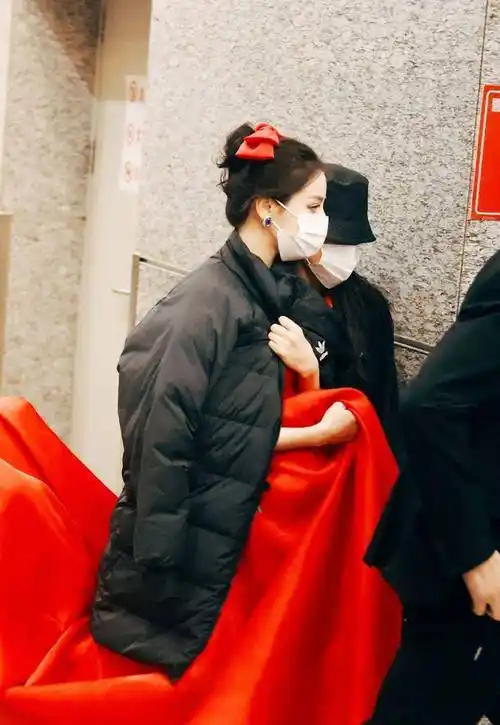 原创迪丽热巴今年舞台还是穿红裙男搭档却换了不过都是一线男明星