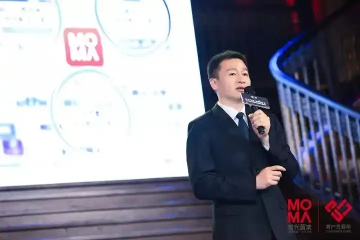 经理殷峻岩先生为广大供应商们介绍了当代置业在武汉的发展速度与规模